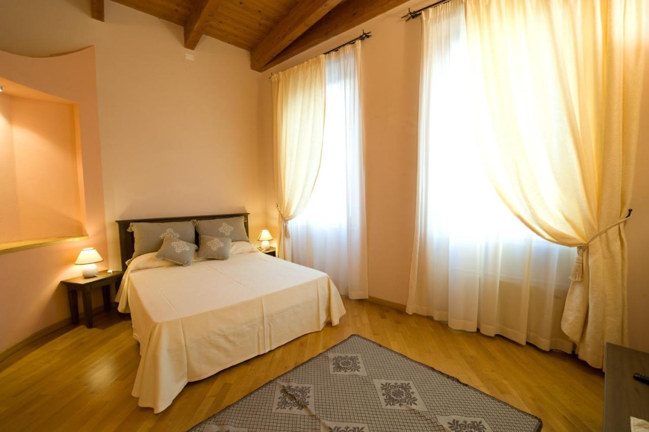 Piazza Azuni 18 Guest House Сассарі Екстер'єр фото