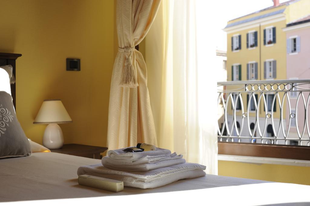 Piazza Azuni 18 Guest House Сассарі Екстер'єр фото